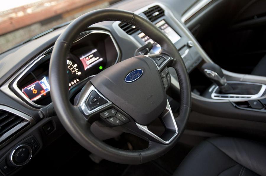  Ford Fusion Hybrid SE 2013 года  (фото 12 из 26)